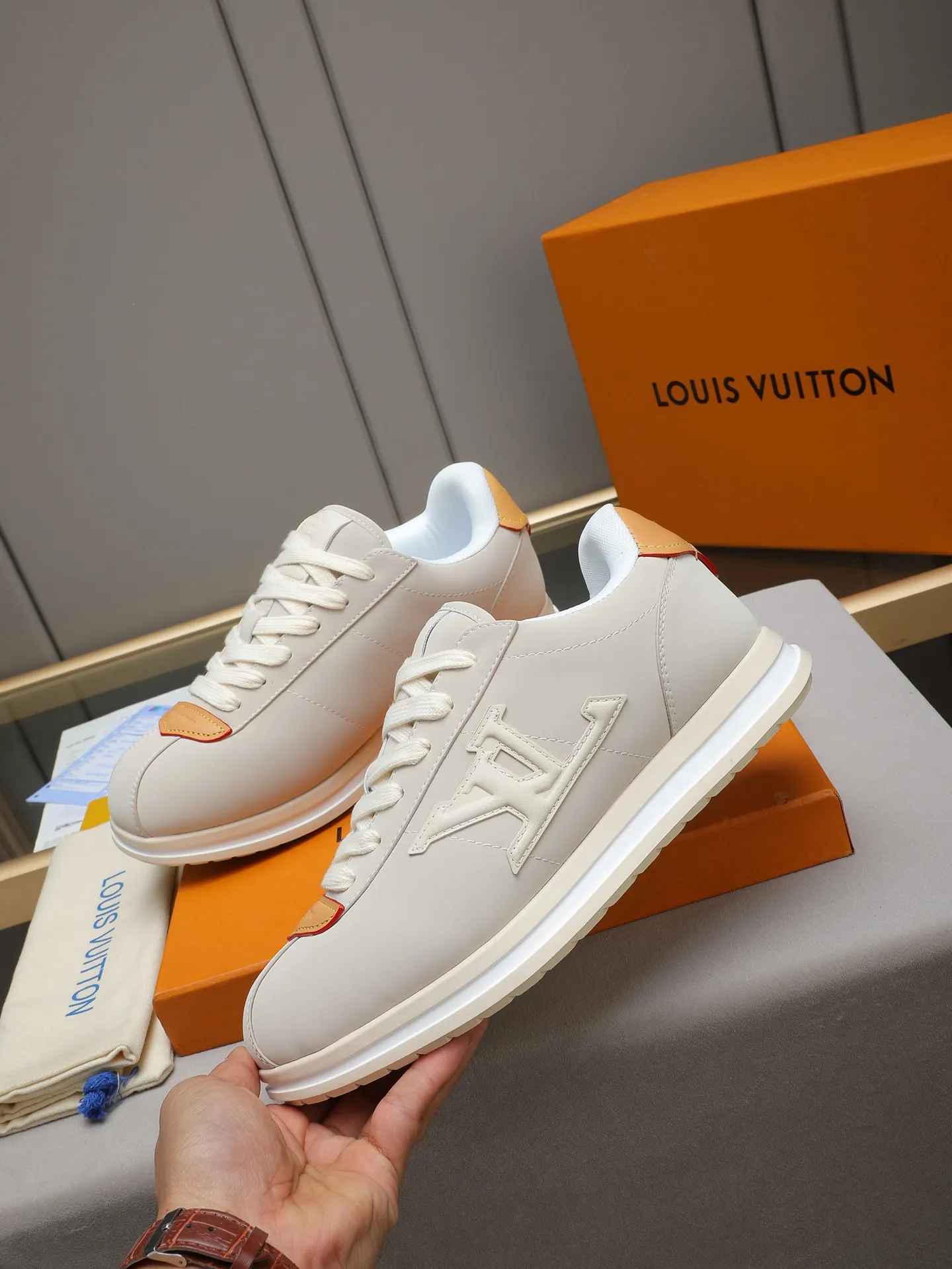 PP560 LV Louis Vuitton L Jialu Brand Runner Tatic Series Thick-soled Casual Sports Shoes Running Shoes Original purchase, development and production This LV Runner Tatic sports shoe combines technical materials such as mesh fabric and ribbons to interpret the inspiration of traditional mountaineering shoes. LV letters are written on one side, the lariat buckle of the quick lacing system is embellished with Monogram flowers and Louis Vuitton logos, and the light and wear-resistant rubber outsole completes the whole. ▪️Fabric: Original imported cowhide + mesh ▪️Inner lining: Original customized breathable mesh ▪️Sole: Original open-molded anti-slip rubber combination material ▪️Size: Men's 38-44 (customized for 45 and 46)